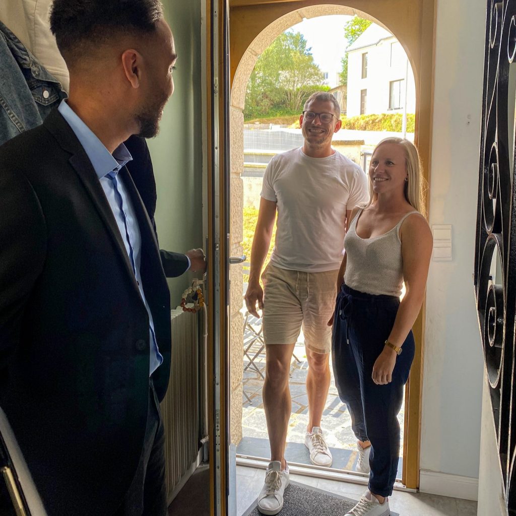 Clients qui rentrent dans la maison qu'ils vont visiter